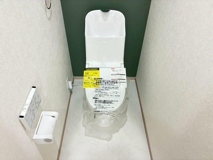 1階トイレも便器便座交換、天井や壁のクロス貼替、床のクッションフロアも交換済です。新しいトイレで新生活をスタート出来るのはうれしいですね。