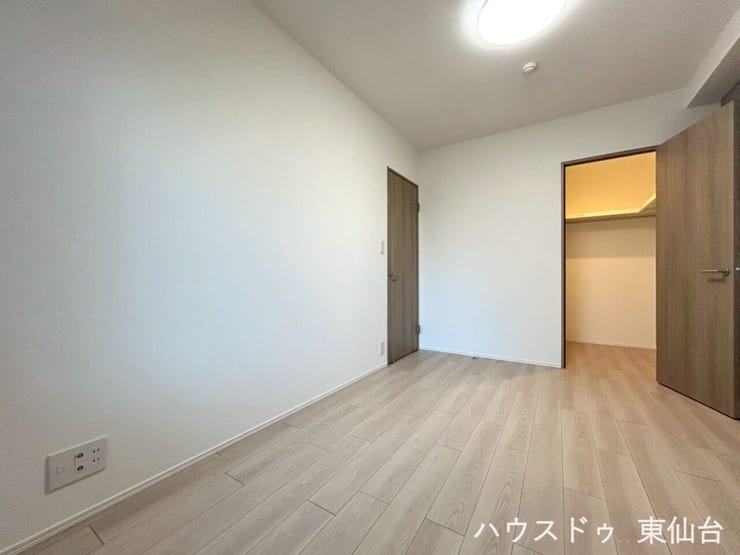 奥にはウォークインクローゼットが備わっております。