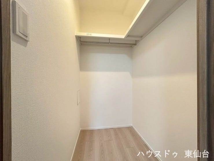 洗濯動線に配慮した、棚付きのウォークインクローゼット。衣類も日用品もすっきり収まり、暮らしが整います。