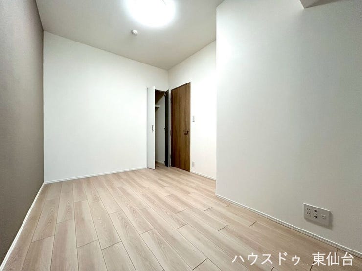 シンプルで家具の配置もしやすい洋室。