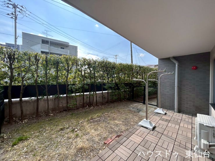 ウッディテラスと、専用庭が連続する贅沢なプライベート空間。