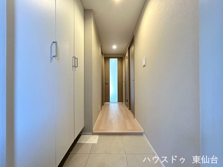 直線美が際立つモダンな玄関。機能性とデザイン性を兼ね備えた空間です