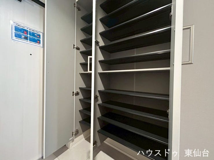 靴も小物もすっきり収まる、収納力のある玄関スペース