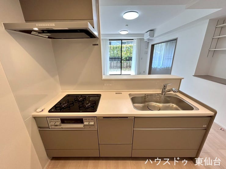 キッチンはカウンターキッチンでリビング全体が見渡せます♪