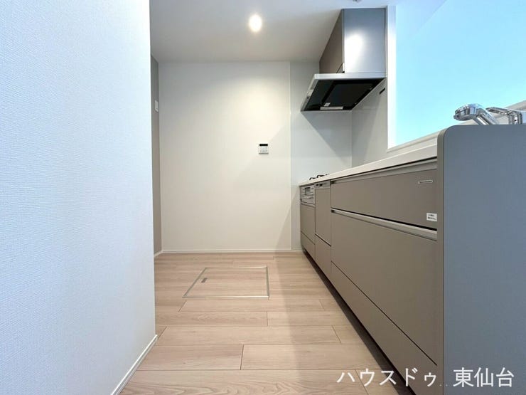 キッチンスペースは広々としてお好みでカップボードや大型冷蔵庫も置けそうです♪