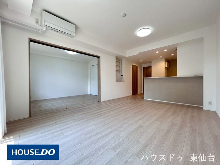 【リビング】
南向きの窓から明るい日差しが差し込リビングになっております♪