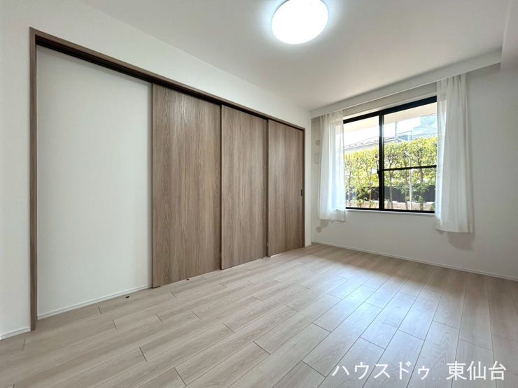 リビングには6帖の洋室が隣接しています。リビングを広くすることも、別のお部屋としてのご活用も可能で、さまざまな場面で活躍。