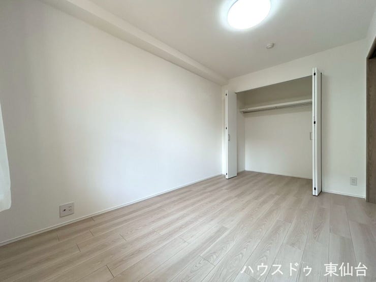 開け閉めしやすい両開き扉で、忙しい朝もスムーズに