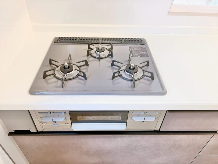 使いやすい3口コンロでお料理の時間がより楽しくなりそうです。汁物、炒め物、煮込み料理を同時に進められるため、夕食の準備もスピードアップ!忙しい毎日でも、手際よく美味しいお料理が完成します。