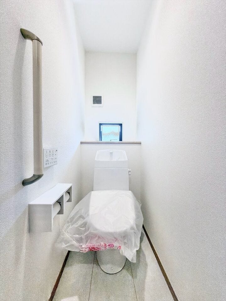 明るくて清潔感のあるトイレスペース。毎日何度も使う場所だからこそ、ホッと落ち着けるインテリアにこだわりました。白を基調とした爽やかな空間が、日々の暮らしの中にさりげない癒やしのひと時をもたらします