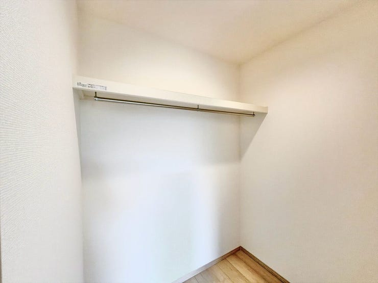 ゆとりのある収納でお部屋をすっきりと出来ます。衣類や小物をしっかり隠して収納できるため、居住空間に生活感を出さず、お気に入りの家具やインテリアを美しく引き立てた理想の部屋づくりを楽しめます。