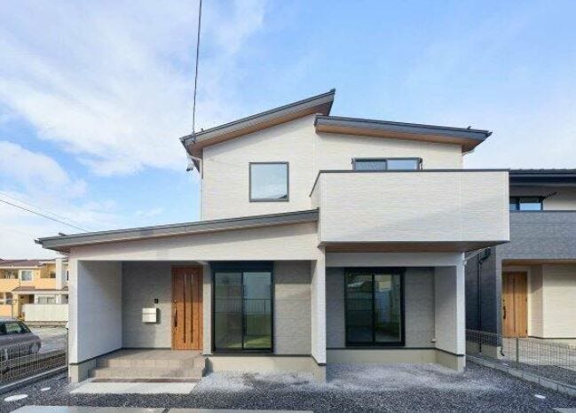 【外観】
自然素材を使用した、より快適な健康住宅。アクセントクロスや棚板、建具の仕様変更でおしゃれな内装。