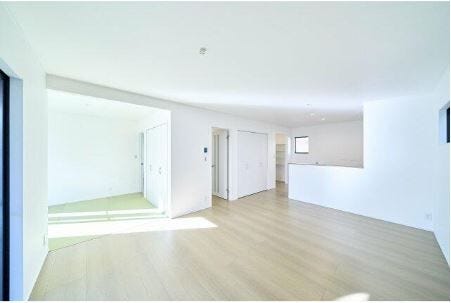 家族がみんなが集まってもゆったり寛げるリビングです。畳コーナー
が4.5帖あります。