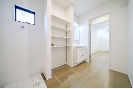 三面鏡の裏側に収納スペースを設置。化粧品や洗面小物などをすっきりと収納できます。