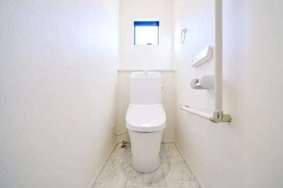 節水省エネ仕様の暖房便座付きシャワートイレ。