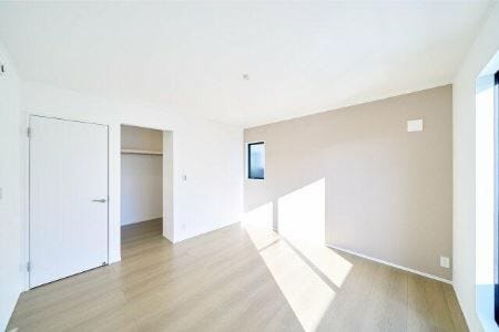 窓は遮熱断熱の複層ガラスを使用。断熱性能に優れ、夏の暑さや冬の寒さをやわらげます。