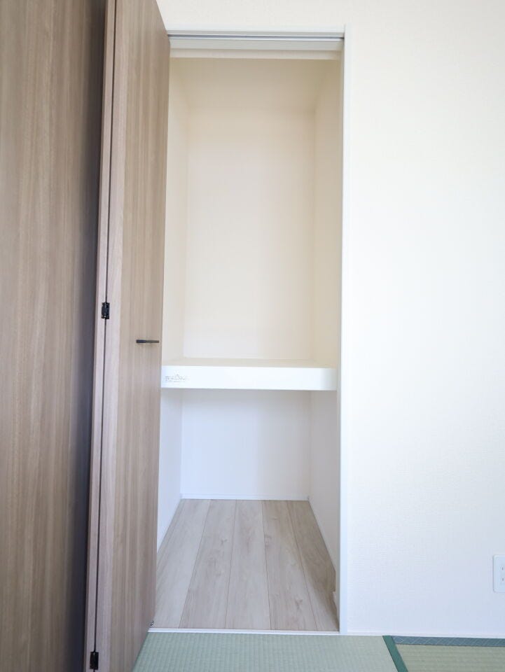 中棚付きで出し入れもしやすい、和室の便利な押入収納。