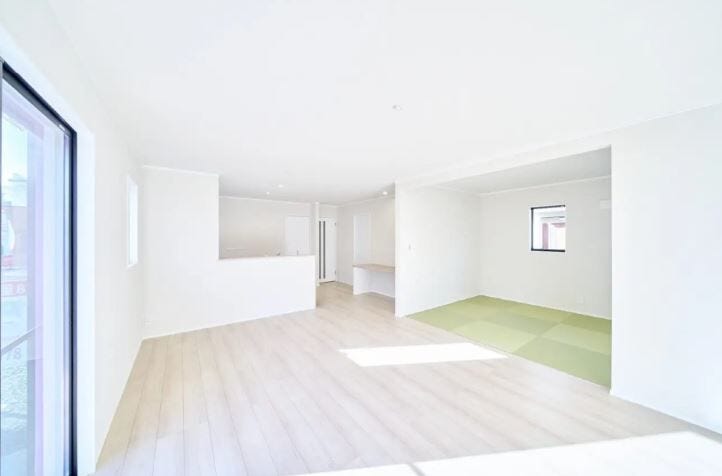 家族がみんなが集まってもゆったり寛げるリビングです。4.5帖の畳コーナーがあります。