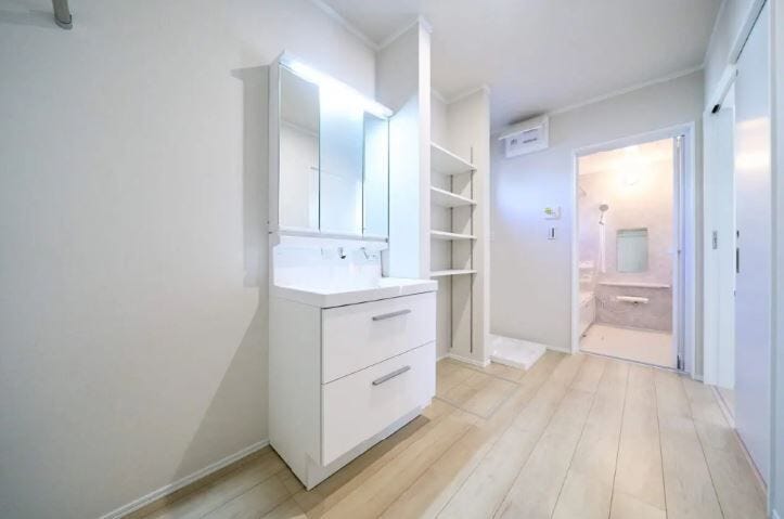 三面鏡の裏側に収納スペースを設置。化粧品や洗面小物などをすっきりと収納できます。