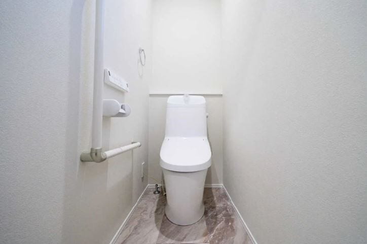 節水省エネ仕様の暖房便座付きシャワートイレ。