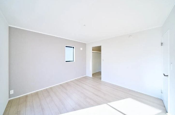 窓は遮熱断熱の複層ガラスを使用。断熱性能に優れ、夏の暑さや冬の寒さをやわらげます。