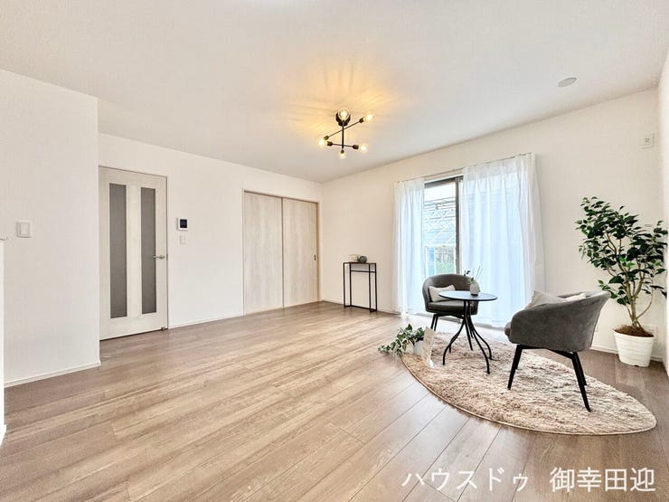 ■安らぎと笑顔の中心地■陽光が優しく降り注ぎ、会話が自然と弾む。ここでは、毎日が特別な時間へと変わります。