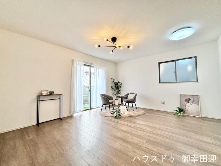 ■安らぎと笑顔の中心地■陽光が優しく降り注ぎ、会話が自然と弾む。ここでは、毎日が特別な時間へと変わります。