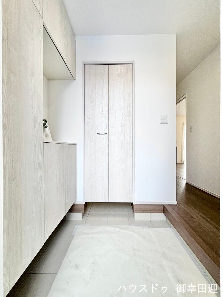 ■「しまう」が叶える美しい玄関■大容量のシューズボックスがあることでいつも整理された、気持ちの良い「家の顔」を保てます。