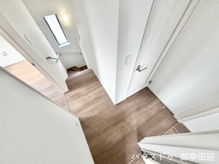 ■暮らしを繋ぐ、明るい動線■採光窓から光が差し込み、足元を優しく照らす。安全で快適な、家族の生活を支える縦の繋がりです。