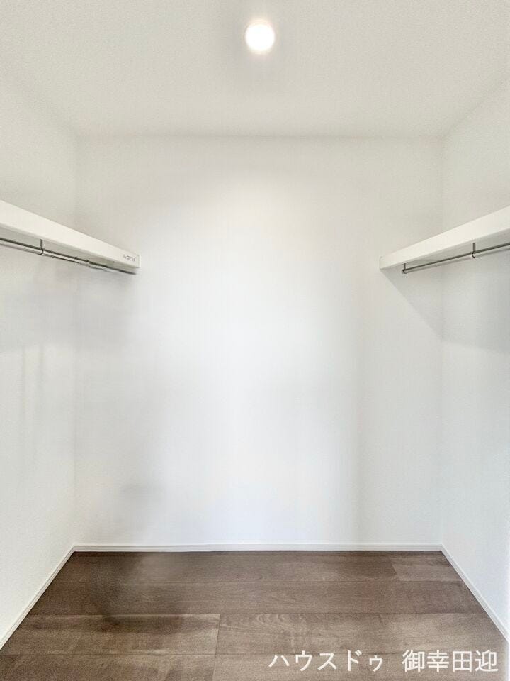 ■2階7.75帖洋室WIC■衣類から小物まで一ヶ所に集約。整理整頓がしやすく、毎日のコーディネートが楽しくなるゆとりの収納です。