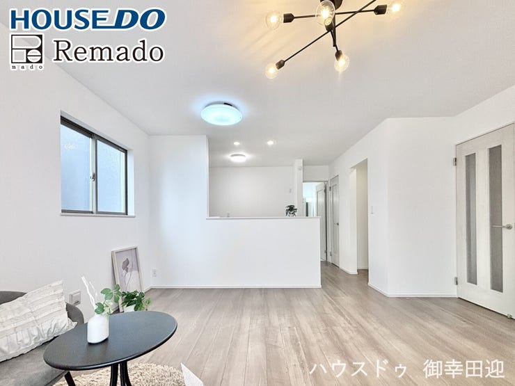 【リビング】
■家族の笑顔が集う中心地■お気に入りの家具を迎え、窓からは心地の良い光が差し込みます。