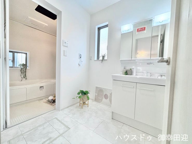 ■清々しいリフレッシュ空間■自分を磨き、気持ちを切り替える。心地よい光が差し込むプライベートスペース。