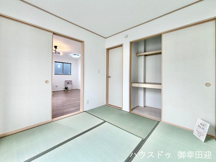 ■1階4.5和室■ゲストをもてなし、昼寝や家事にも使える、畳のぬくもりが心地よい多目的万能スペース。