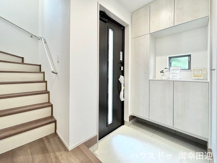 ■「ただいま」の安堵をくれる場所■訪れる人を迎え入れ、帰るたびにホッと一息つける、明るく機能的なエントランス。