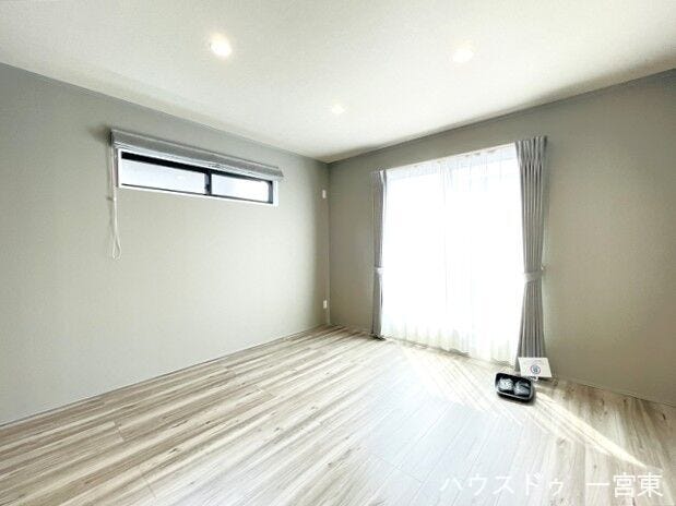 ●8帖洋室●L字のバルコニーに接しているお部屋となります。南向きで日当たり良好です。