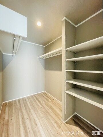 ●8帖洋収納●ハンガーパイプや棚が付いているので、引っ越しをしてすぐにお洋服をしまう事ができます。