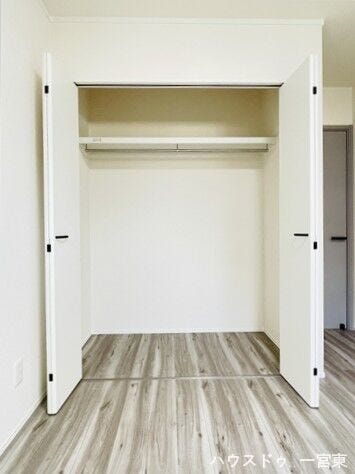 ●6.5帖東洋室収納●新たに家具を買わなくても良いので、ハンガーパイプ付きのクローゼットは嬉しいです