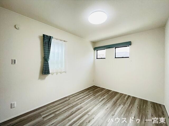 ●6.5帖西洋室●どのお部屋も2つの面に窓がついているので、採光・通風ともに良好です♪