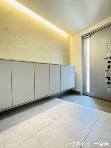 ●玄関●シックな色合いのおしゃれな玄関です。収納スペースももしっかり確保されています