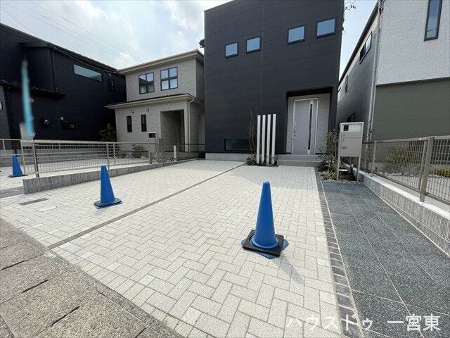 ●駐車場●普通車2台:並列駐車が可能です。車をスムーズに出し入れすることができます。