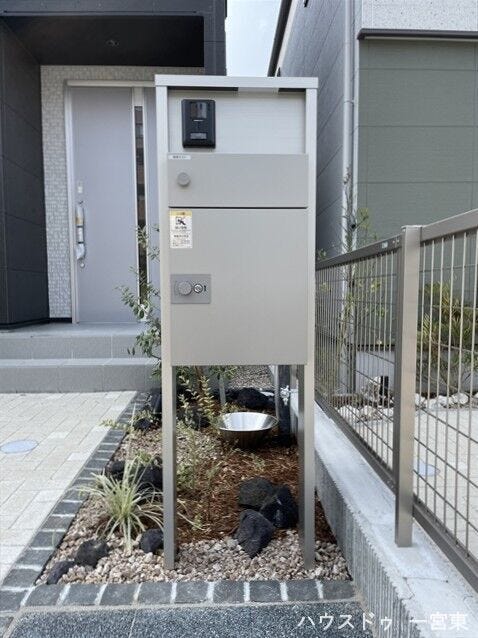 ●宅配BOX●夜遅くの帰宅でも受け取りが可能になり、気軽に配送を頼むことができます