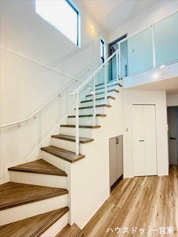 ●吹抜け●リビングに光を届けてくれます。お部屋も広く見せる効果もあります。