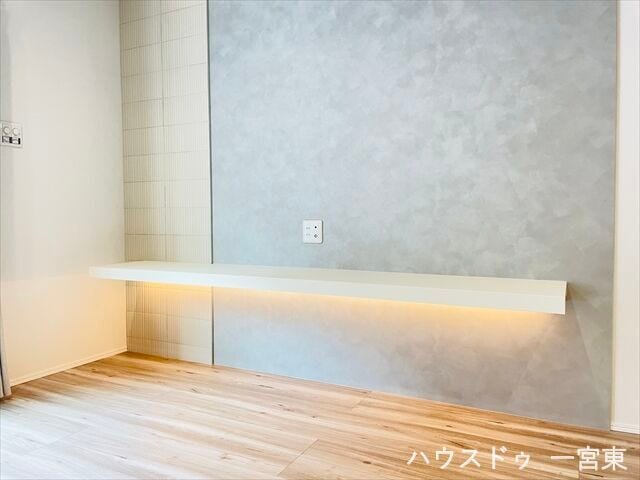 ●テレビボード●コンセントも設置されています。アクセントクロスがオシャレな空間を演出しています