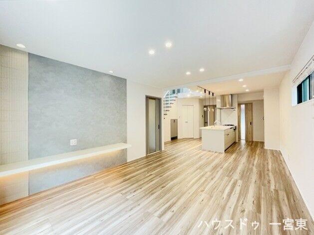 ●リビング●縦に長い空間となっています。壁にはテレビボード用のカウンターが設置されています。