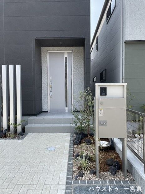 ●ポーチ●植栽や舗装されたアプローチがオシャレです。