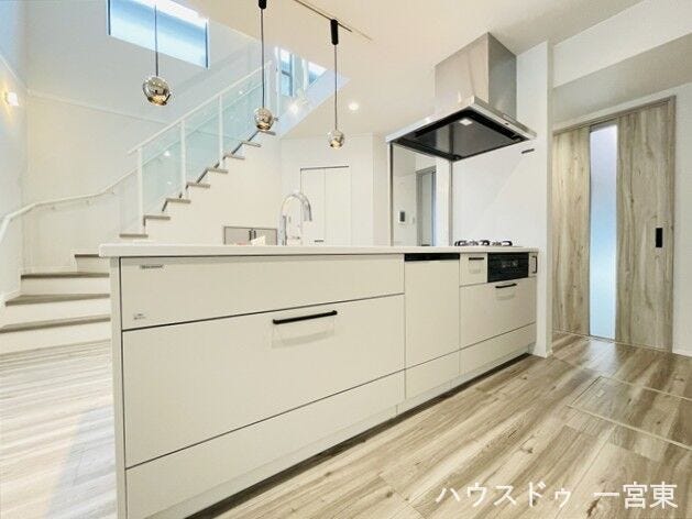 ●キッチン●浄水器、食器洗浄乾燥機がついています。後ろには収納があります。