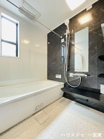 ●浴室●明るさを保ちつつも落ち着いた印象の浴室です。広々としたバスタブで1日の疲れをリフレッシュできます。