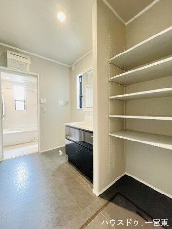 ●洗面室●洗面台の横には収納棚が設置されています。タオルから洗剤のストックまで収納できます