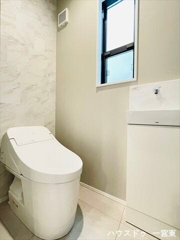 ●トイレ●独立した手洗い場がついています。タンクレスなので、お掃除もしやすいです。