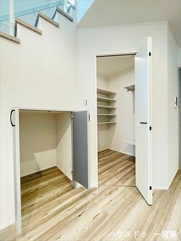 ●納戸・階段下収納●階段下のデッドスペースを活用して、収納スペースにしています。